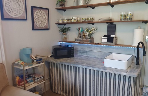 Cave Springs Apartment | Cozy 1-bedroom 1910 efficiency apartment in charming Cave Springs with AC