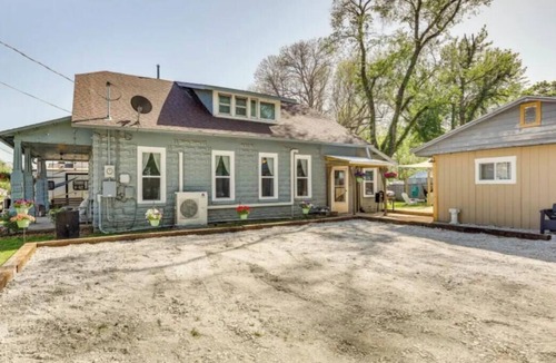 Cave Springs Apartment | Cozy 1-bedroom 1910 efficiency apartment in charming Cave Springs with AC