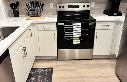 Midtown Apartment | Cozy 1-bedroom apartment in charming Houston with AC and gym access
