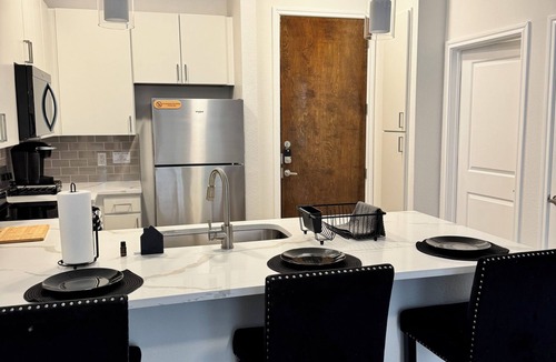 Midtown Apartment | Cozy 1-bedroom apartment in charming Houston with AC and gym access