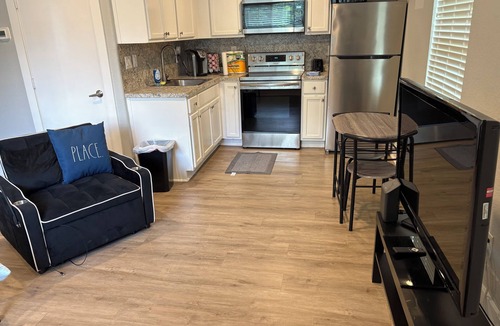 Alvin Apartment | Cozy 1-bedroom apartment in serene Alvin with AC