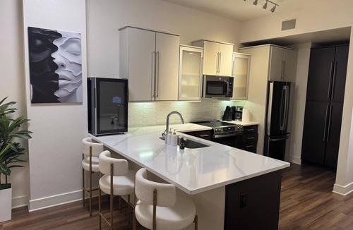 Uptown Apartment | Cozy 1-bedroom apartment with glass sky view downtown Dallas