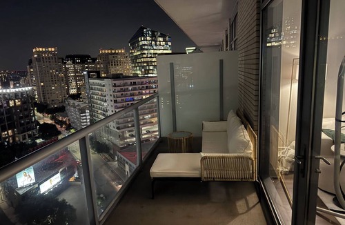 Uptown Apartment | Cozy 1-bedroom apartment with glass sky view downtown Dallas