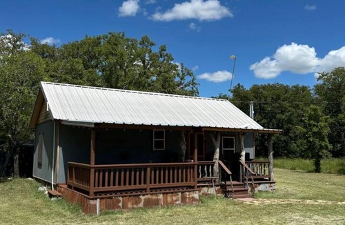 Rising Star Cabin | Cozy 1-bedroom cabin in lovely Rising Star with AC
