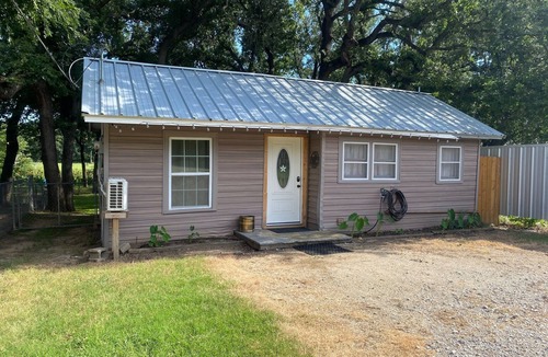 Newark Cabin | Cozy 1-bedroom cabin with AC, WiFi in lovely Eagle mountain Lake,Newark Texas