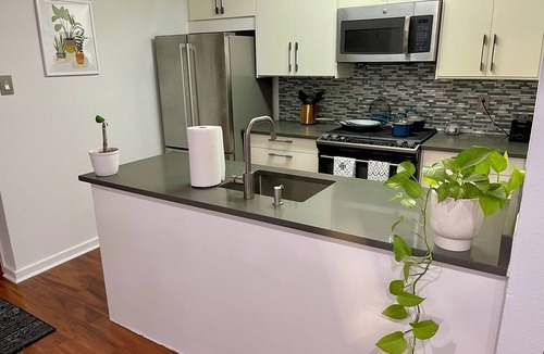 Greater South River City Condo | Cozy 1-bedroom Condo - Austin - Fitness Room - Pool - Reading Room w/Creek view