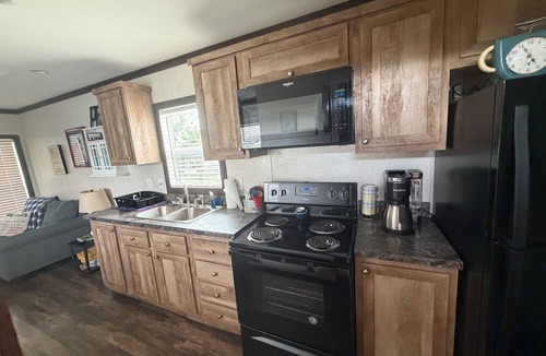 Pleasanton Cottage | Cozy 1-bedroom cottage in serene Jourdanton with PRIVATE pool and deck.