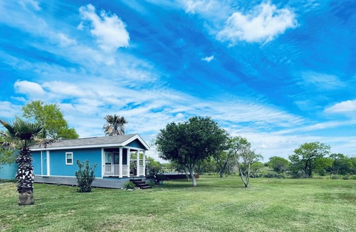 Pleasanton Cottage | Cozy 1-bedroom cottage in serene Jourdanton with PRIVATE pool and deck.