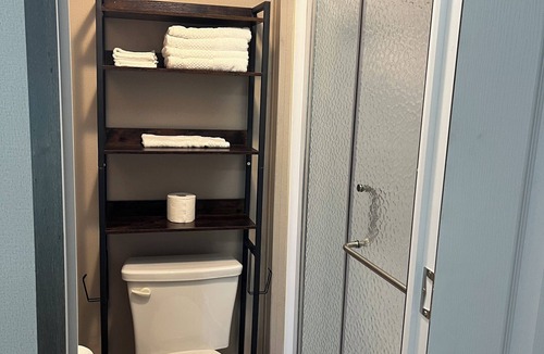 Sweeny Cabin | Cozy 1-bedroom lodge in charming Sweeny with AC and fitness room