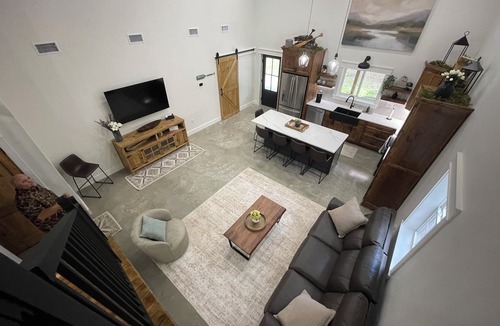 Bismarck House | Cozy 1-bedroom + loft barndominium near DeGray Lake