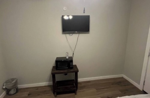 Golden Meadow Hotel | Cozy 1-bedroom motel with AC, WiFi in fishing town of Golden Meadow