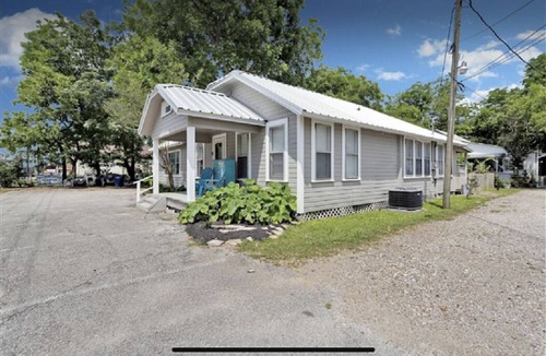Tomball House | Cozy 1930's cottage WALKING distance to Old Town Tomball