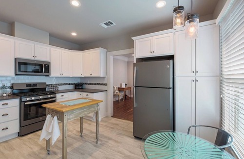 Highland Park House | Cozy 2 bd/2ba House - Riverwalk Alamodome Freeman Airport all w/i 8-15 min