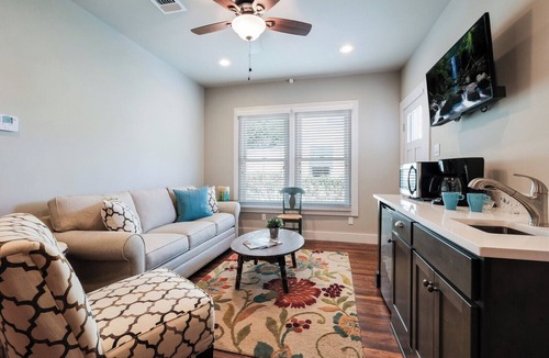 Highland Park House | Cozy 2 bd/2ba House - Riverwalk Alamodome Freeman Airport all w/i 8-15 min