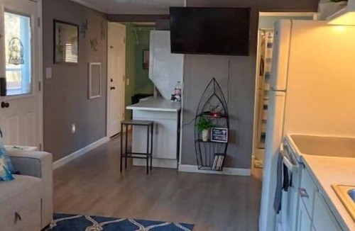 San Leon Cottage | Cozy 2-bedroom cottage tiny house in Sunny San Leon TX