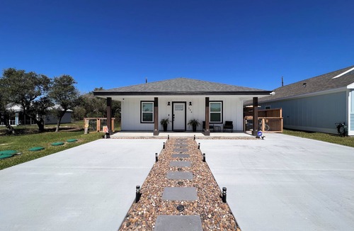 Rockport House | Cozy 2-bedroom house in beautiful Rockport in Holiday Beach West