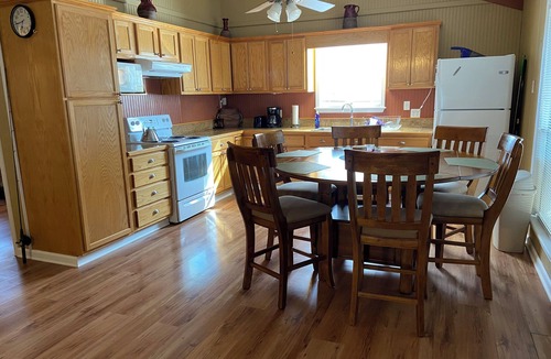 Acme Cabin | Cozy 2-bedroom lakefront fishing and hunting cabin in Jonesville with WiFi, AC