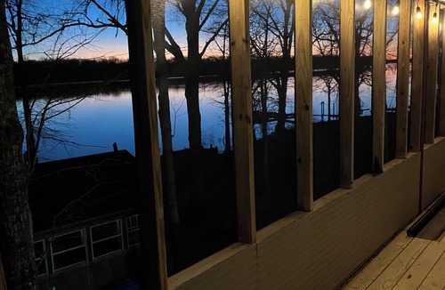 Acme Cabin | Cozy 2-bedroom lakefront fishing and hunting cabin in Jonesville with WiFi, AC