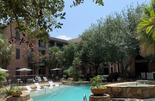 Southbelt/Ellington Apartment | Cozy 2 King Bed/ 2 Bath w/ Lake Access! Downtown 20 Mins Away! Stores Nearby!