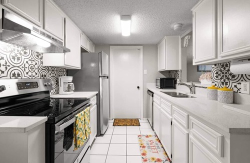 Calallen House | Cozy 2BDR 2 BA+Near Airport+Refineries+Extd Stays