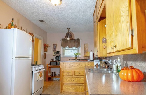 Saint Jo House | Cozy 2BR/2BA retreat for 4 near top Saint Jo wineries. Features a full kitchen, workspace, fast Wi-Fi, washer/dryer, and a peaceful private patio. Perfect for wine getaways, couples, or relaxing escapes.