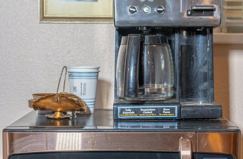Saint Jo House | Cozy 2BR/2BA retreat for 4 near top Saint Jo wineries. Features a full kitchen, workspace, fast Wi-Fi, washer/dryer, and a peaceful private patio. Perfect for wine getaways, couples, or relaxing escapes.