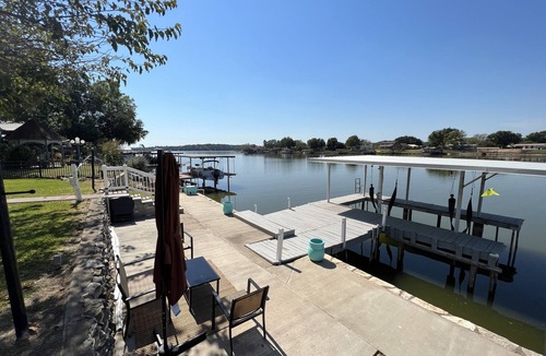 Granbury House | Cozy 3 Bedroom Lake House with boat dock/patio on deep water.