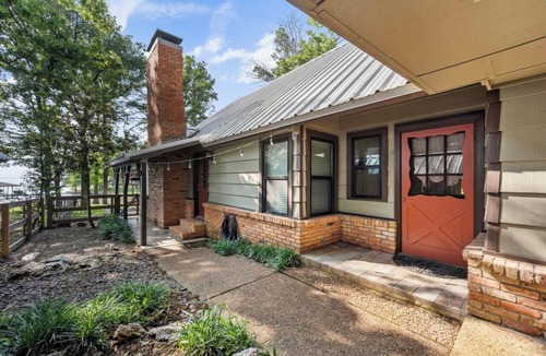 Enchanted Oaks Cottage | Cozy 3-bedroom/w loft cottage on lake in quaint Mabank