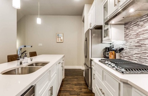 Old East Dallas Villa | Cozy 3BR Luxury Townhome Near Uptown Skyline