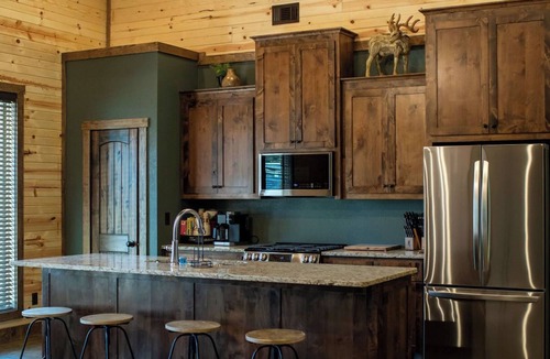 Bowie County Cabin | Cozy 4 bedroom Lodge close to I-30 and local wedding venues