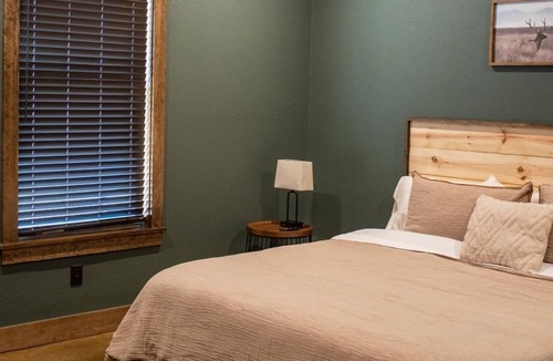 Bowie County Cabin | Cozy 4 bedroom Lodge close to I-30 and local wedding venues