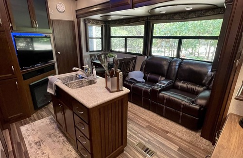Ringold House | Cozy/5th wheel camper/ fire pit/large deck/close to Hochatown/Pine Creek Lake