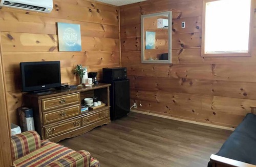 Newnata Cabin | Cozy and centrally located in the middle of all the best of nature’s offerings!