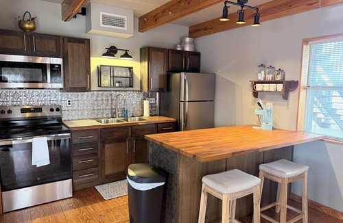 Van Buren Cabin | Cozy and stylish cabin on the outskirts of Van Buren, AR - 1 bed, full laundry!