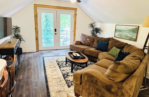 Russellville Apartment | Cozy apartment above a salon. 5 minutes to Mt Nebo