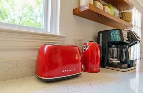 Rosewood House | Cozy Austin Escape – King + 3 Queens Family/Group
