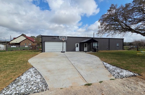 Iowa Colony House | Cozy Barndo in Rosharon