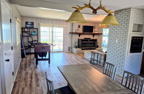 Whitney House | Cozy "Blue Moon" Cabin with Beautiful Lake Whitney View and Upstairs Deck