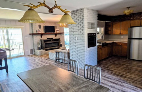 Whitney House | Cozy "Blue Moon" Cabin with Beautiful Lake Whitney View and Upstairs Deck