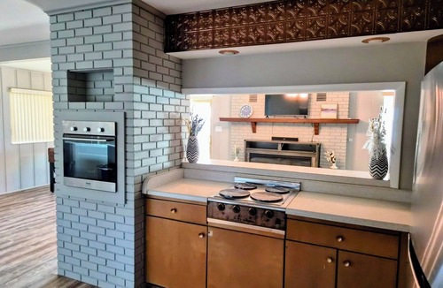 Whitney House | Cozy "Blue Moon" Cabin with Beautiful Lake Whitney View and Upstairs Deck