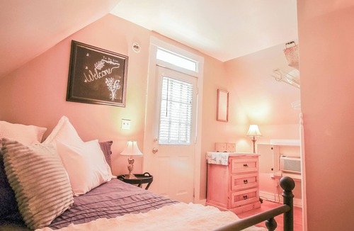 Eureka Springs Historic District Bed & Breakfast | Cozy, Budget-Friendly Eurekan Room in Historical B&B for Solo Travel-The Peddler