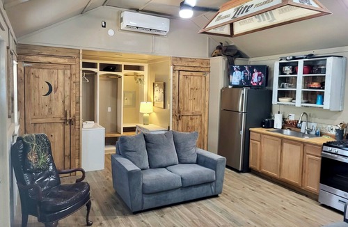 Rio Frio Apartment | Cozy “Bunkhouse” cabin in charming Leakey with WiFi, AC. Near Frio and Garner!