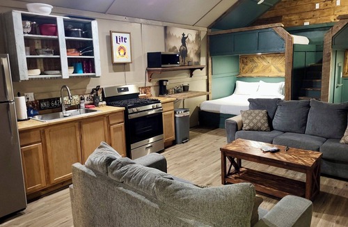 Rio Frio Apartment | Cozy “Bunkhouse” cabin in charming Leakey with WiFi, AC. Near Frio and Garner!