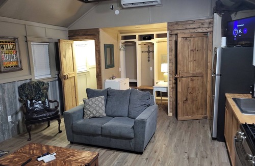 Rio Frio Apartment | Cozy “Bunkhouse” cabin in charming Leakey with WiFi, AC. Near Frio and Garner!