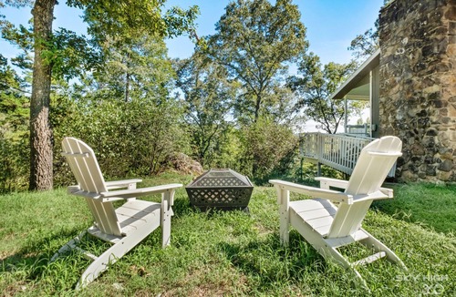 Marble Falls Cabin | Cozy Cabin, Central AC, 5 Min. to Buffalo River, Pets & Families Welcome!
