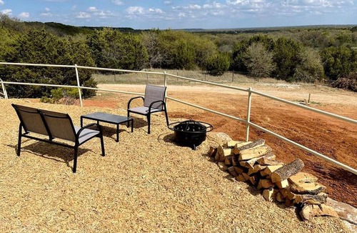 Jacksboro Cabin | Cozy Cabin for Glamping Stay on Lake Godstone, Texas