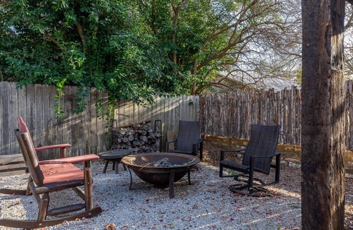 Fredericksburg Cabin | Cozy Cabin for Two 1 Block to Main