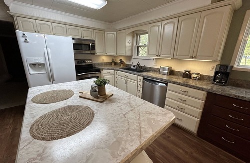 Ardmore Cabin | Cozy Cabin Getaway, 5 minutes from Lake Murray and downtown Ardmore!