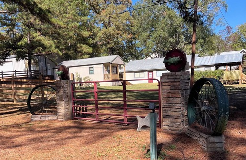 Jasper Cabin | Cozy Cabin on Angelina River near Lake Sam Rayburn-Pool, Boat Parking, Fishing