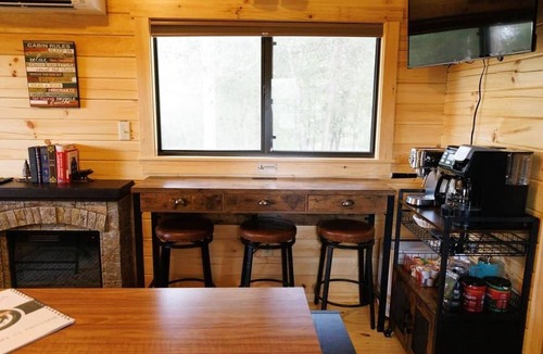 Jones Mills Cabin | Cozy Cabin w/Private Hot Tub & Fire Pit Near Hot Springs